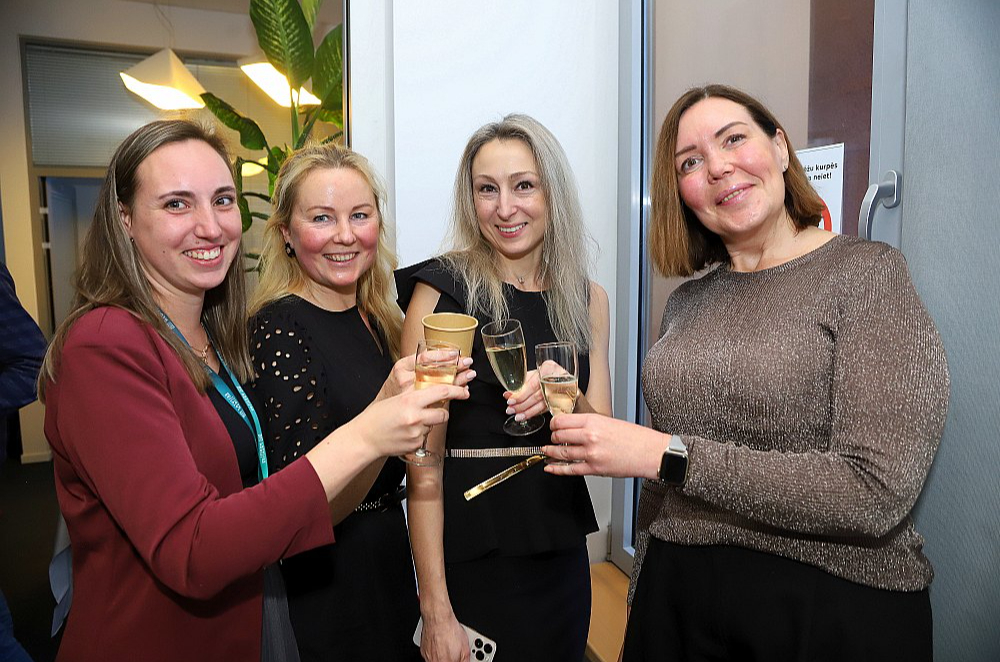 Akciju sabiedrības "Latvijas Mediji" galvenā grāmatvede Karīna Liniņa-Ģērmane (no kreisās), lietvede Inese Baltmane, projektu vadītāja Diāna Gailīte un projektu vadītāja Gita Seņka. Visas lieliskas kolēģes, bet īpašie pateicības vārdi šogad tika Inesei – viņa palīdzēs vienmēr.