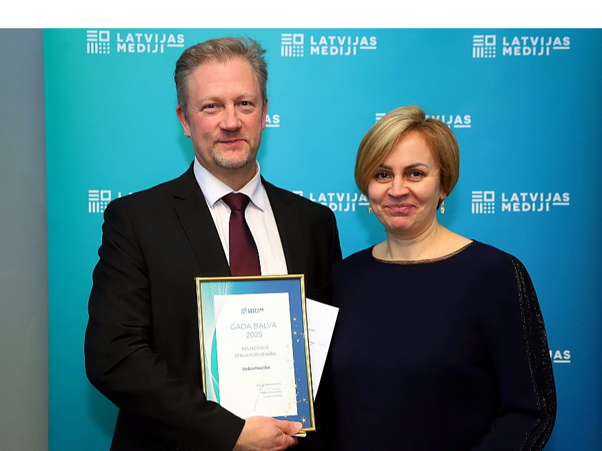 "Latvijas Mediju" valdes priekšsēdētājs Guntars Kļavinskis sveic izdevniecības direktori Kristīni Kirkilu.