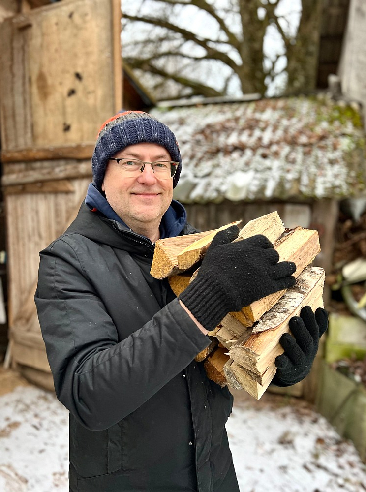 "Latvijas Avīzes" žurnālists Guntis Ščerbinskis var visu. Nu gandrīz visu... Un arī zina, kas Latvijas lauku cilvēkam svarīgs – lai ir silta māja. Un pašam – lai ir skaidra galva un siltas kājas...