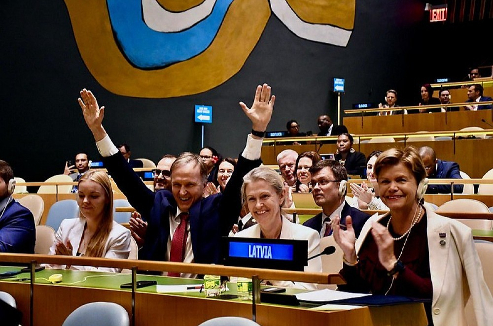 Diplomātu prieki. “Diena, kas ieies vēsturē!” “Pāris gadu Latvija būs lielvalsts!" – 3. jūnijā priecājās diplomāti un amatpersonas, saņemot ziņu, ka Latvija ievēlēta par Apvienoto Nāciju Organizācijas Drošības padomes dalībvalsti. Pie šā uzdevuma strādāts vairāk nekā 13 gadu, un par Latviju nobalsoja 178 no 193 ANO dalībvalstīm. Paliek tikai jautājums, vai tāpat to uztvēra arī sabiedrība, jo īpaši tāpēc, ka ANO tēls pēdējos gados pamatīgi degradējies, pat līdz tam, ka bieži vispār tiek apšaubīta šīs organizācijas pastāvēšanas jēga.