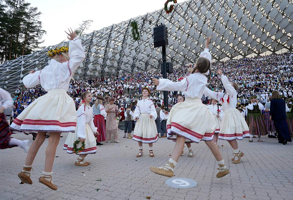 Gaismu sauca, gaisma ausa. XIII Latvijas Skolu jaunatnes dziesmu un deju svētki no 5. līdz 13. jūlijam – viens no emocionālākajiem aizvadītā gada notikumiem.