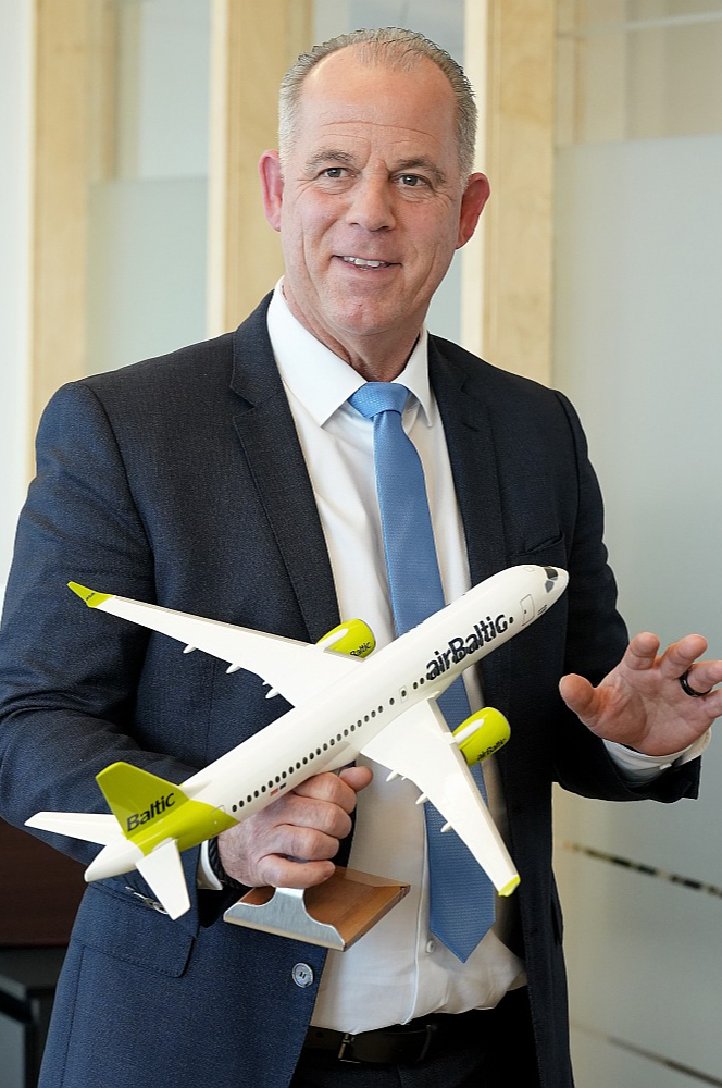 Vadzis lūst. Aprīlī no amata tika atlaists finanšu problēmu nomāktās Latvijas lidsabiedrības "Air Baltic" valdes priekšsēdētājs Martins Gauss. Vācu menedžeris bija vadījis uzņēmumu 13 gadus, taču skaidrs, ka par “veiksmes stāstu” to neviens nedēvēs. Gauss jau paguvis atrast jaunu darbu Bahreinā, tikmēr Latvijā būs nopietni jādomā, ko tālāk darīt ar “Air Baltic”.