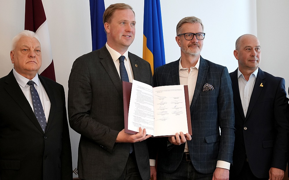 Neuzvarētā inflācija. Visu 2025. gadu Latvijas iedzīvotāji savos maciņos ļoti sāpīgi izjuta cenu pieaugumu, īpaši pārtikas produktiem. Amatpersonas solīja to nepieļaut, un pēc ekonomikas ministra Viktora Valaiņa ierosinājuma 27. maijā tika parakstīts īpašs memorands – tāda kā labas gribas vienošanās starp pārtikas ražotājiem, lieltirgotājiem un valdību, bet bez juridiskām saistībām, tāpēc attieksme pret to bijusi diezgan skeptiska.