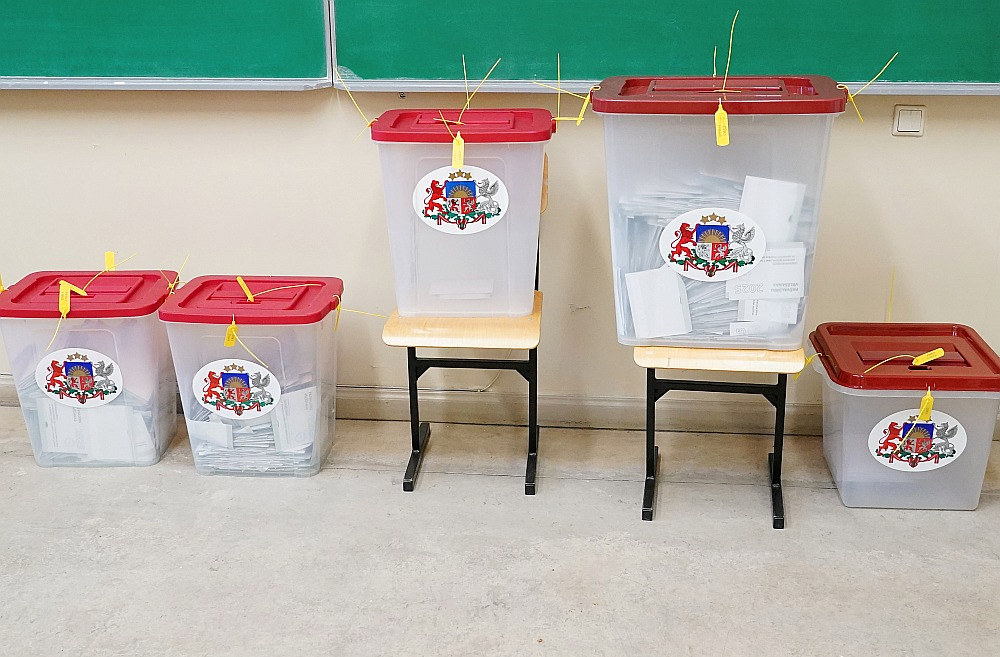 Vēlēšanas ar skandālu. Pēc 7. jūnijā notikušajām Pašvaldību vēlēšanām dažās vietvarās, galvaspilsētu Rīgu ieskaitot, nomainījās vara, citās viss palika pa vecam. Tomēr lielāks satricinājums šoreiz izrādījās pats vēlēšanu organizācijas process vai konkrētāk – tehniskas problēmas ar jauno sistēmu, kurai vajadzēja automātiski apstrādāt biļetenus. Reakcija bija skarba, jo amatu nācās atstāt ne vien Centrālās vēlēšanu komisijas vadītājai Kristīnei Saulītei un Valsts digitālās attīstības aģentūras direktoram Jorenam Liopam, bet par demisiju paziņoja arī viedās administrācijas un reģionālās attīstības ministre Inga Bērziņa.