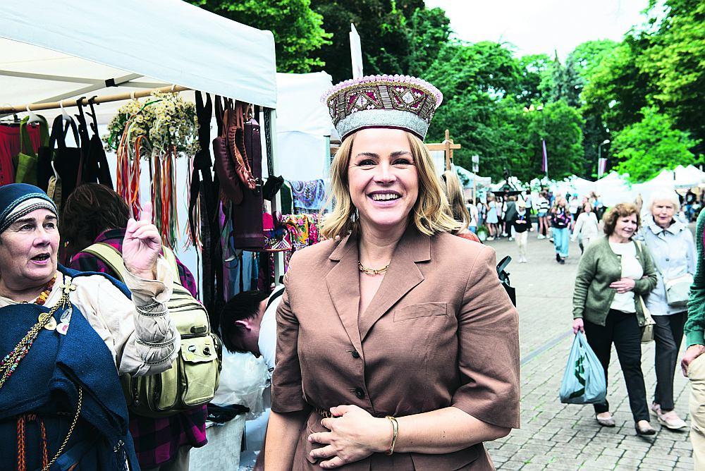 Valdības (it kā) restarts. Premjere Evika Siliņa (attēlā) 21. februārī izziņoja valdības “restartu” un “uzrāvienu”. Amatu zaudēja trīs ministri – gan daudz kritizētais satiksmes ministrs Kaspars Briškens, gan kompānijas dēļ klāt paķertā izglītības un zinātnes ministre Anda Čakša un labklājības ministrs Uldis Augulis, kā arī vairāki parlamentārie sekretāri. Atlaistajiem diezgan ātri tika atrasti aizvietotāji. Vienlaikus valdības vadītāja arī izziņoja tā saukto “4X4” darbu plānu, tomēr visu šo rosīšanās pavadīja lielas šaubas, vai tās tiešām ir kādas reālas pārmaiņas vai drīzāk to imitācija.