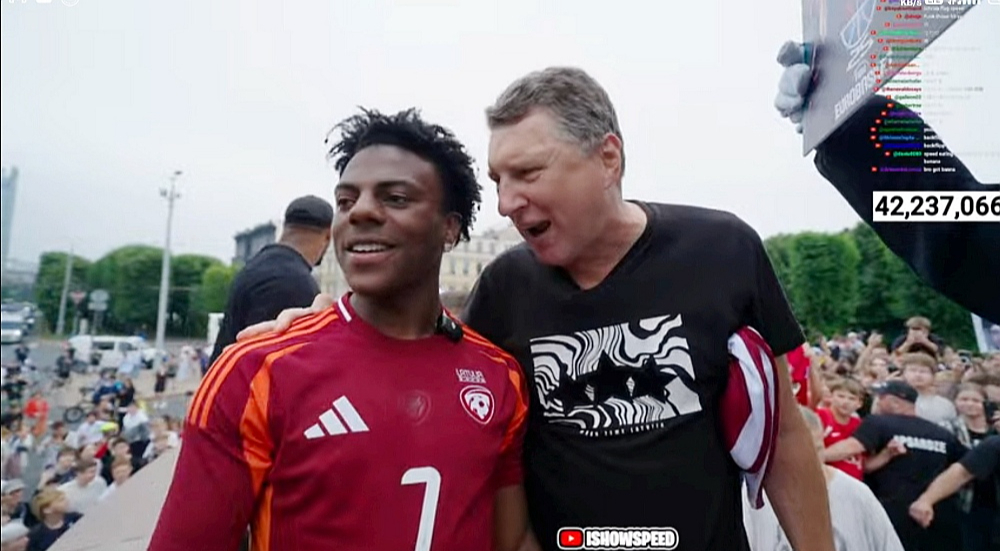 Iebrāzās. Tas, ar kādu vērienu un politisko amatpersonu iesaisti jūlijā Latvijā tika sagaidīts amerikāņu influenceris Darens Džeisons Votkins, plašāk pazīstams ar segvārdu "IShowSpeed", raisīja daudz neizpratnes sabiedrībā. Īpaši asu kritiku izraisīja ālēšanās pie Brīvības pieminekļa Rīgā, kur klāt bija arī eksprezidents Raimonds Vējonis. Sagaidītāji sākotnēji šo notikumu pasniedza kā lielu ieguvumu Latvijai, jo amerikāņu jaunietim esot liela auditorija visā pasaulē, tomēr beigās Votkinam pat netika samaksāts 30 000 eiro apsolītais honorārs.