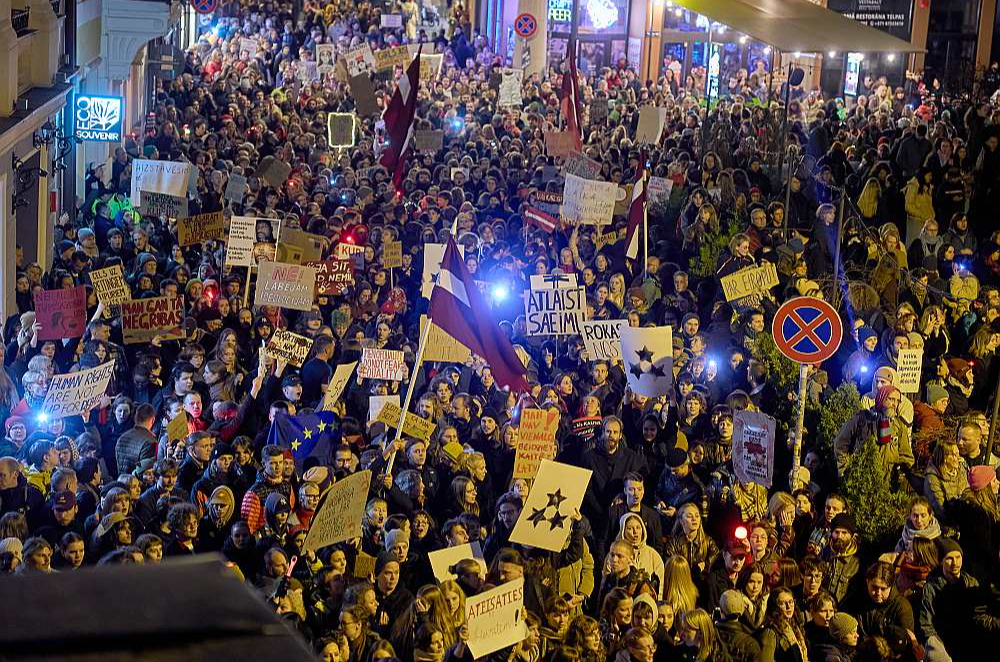 “Stambuliāde”. Gada lielākā politiskā viļņošanās saistīta ar Saeimas balsojumu par izstāšanos no Stambulas konvencijas. Tās atbalstam rudenī tika rīkotas vērienīgas protesta akcijas, no kurām plašākā 6. novembrī Doma laukumā notika jau pēc tam, kad Saeima, sekojot Valsts prezidenta ierosinājumam, vienojās atstāt lemšanu par šo jautājumu nākamajam parlamenta sasaukumam.