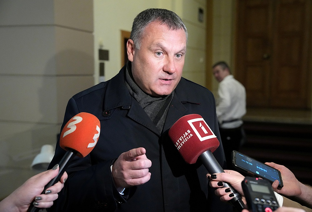 Ģenerālprokurors zem lupas. Reti kuras amatpersonas izraudzīšana notikusi tik gausi, kā tas šogad bija ar ģenerālprokuroru. Līdzšinējā ģenerālprokurora Jura Stukāna (attēlā) izredzes atkārtoti ieņemt amatu saruka, kad aprīlī pēc trauksmes cēlajā ziņojuma sākās pārbaude par iespējamu likumpārkāpumu. Tas gan netika konstatēts, tomēr par jauno ģenerālprokuroru novembrī Saeima apstiprināja citu kandidātu – Armīnu Meisteru.