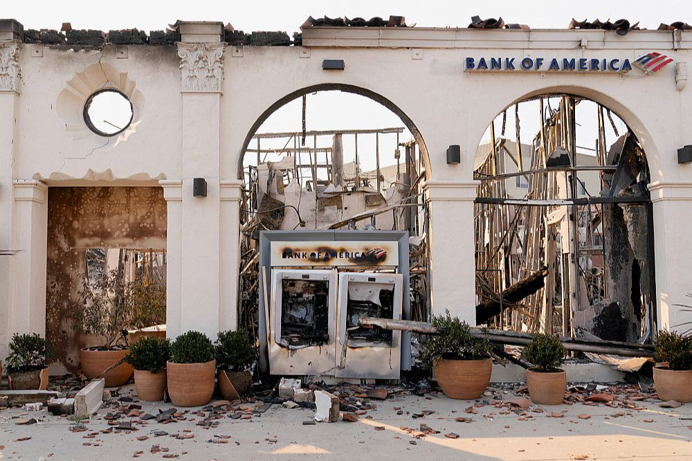 7. janvārī ASV Kalifornijas štata Losandželosa piedzīvoja postošākos mežu ugunsgrēkus savā vēsturē. Pietuvojoties pilsētai, tie nopostīja vairāk nekā 13 tūkstošus ēku, tajā skaitā slavenajā Saulrieta bulvārī.