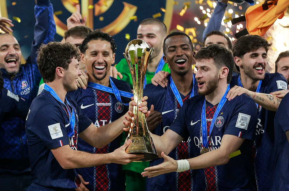 Parīzes "Saint Germain" futbolisti pozē ar pēdējo sesto šogad izcīnīto trofeju – FIFA Starpkontinentālo kausu.