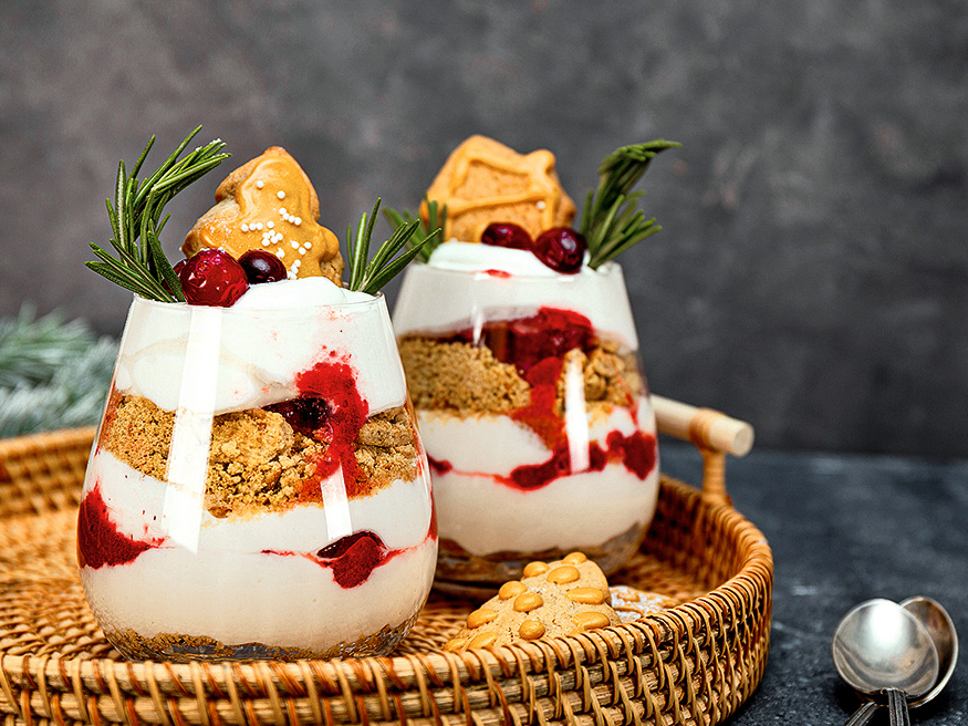 Piparkūku un ogu kārtojums.