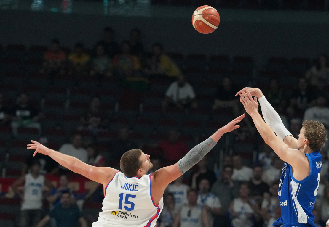 Somijas valstsvienības spēlētājs Lauri Markanens (nr.23) un Nikola Jokič (nr.15) Eiropas čempionāta astotdaļfināla spēlē basketbolā vīriešiem starp Somijas un Serbijas valstsvienībām "Xiaomi arēnā".