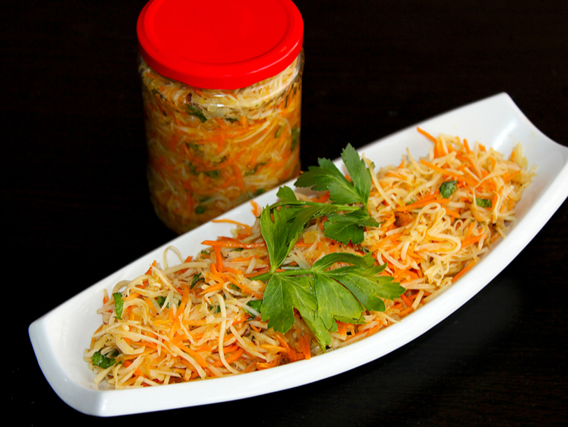 Burkānu un seleriju salāti.