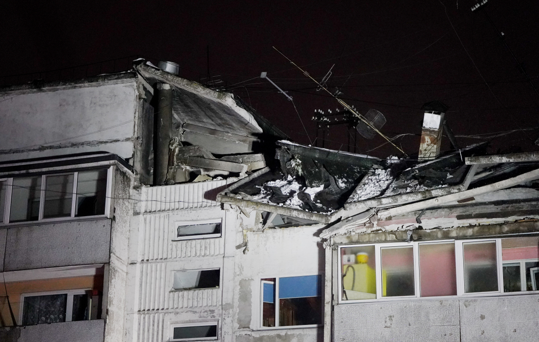 Rīgā, Torņakalnā, gāzes sprādziena dēļ daļēji sagruvis daudzstāvu ēkas jumts un daļa piektā stāva.