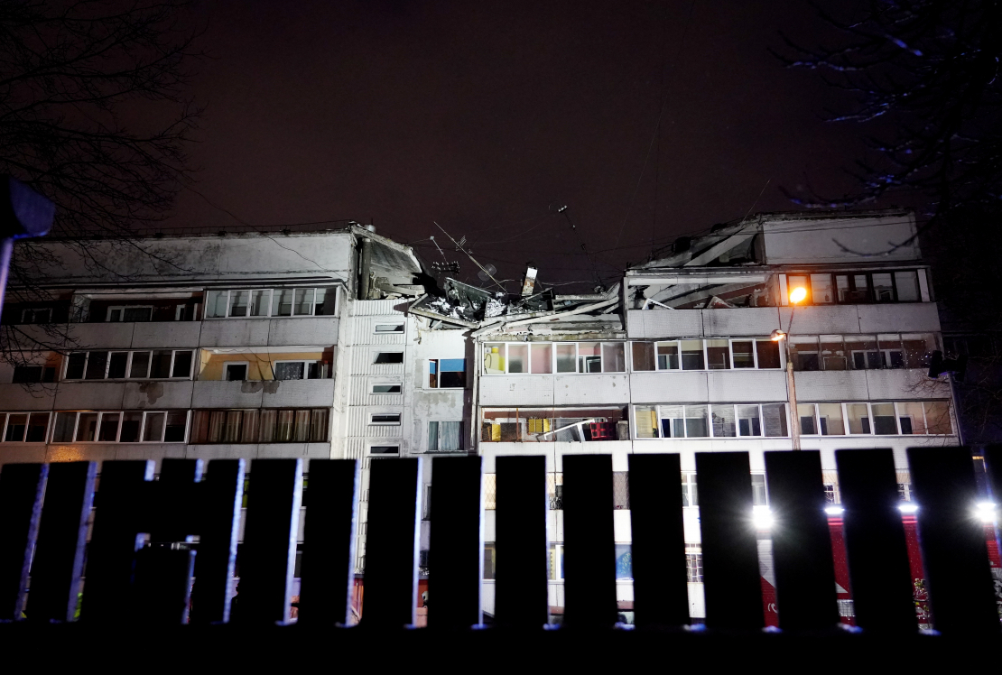 Rīgā, Torņakalnā, gāzes sprādziena dēļ daļēji sagruvis daudzstāvu ēkas jumts un daļa piektā stāva.