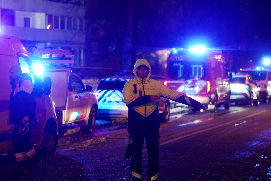 Rīgā, Torņakalnā, gāzes sprādziena dēļ daļēji sagruvis daudzstāvu ēkas jumts un daļa piektā stāva.