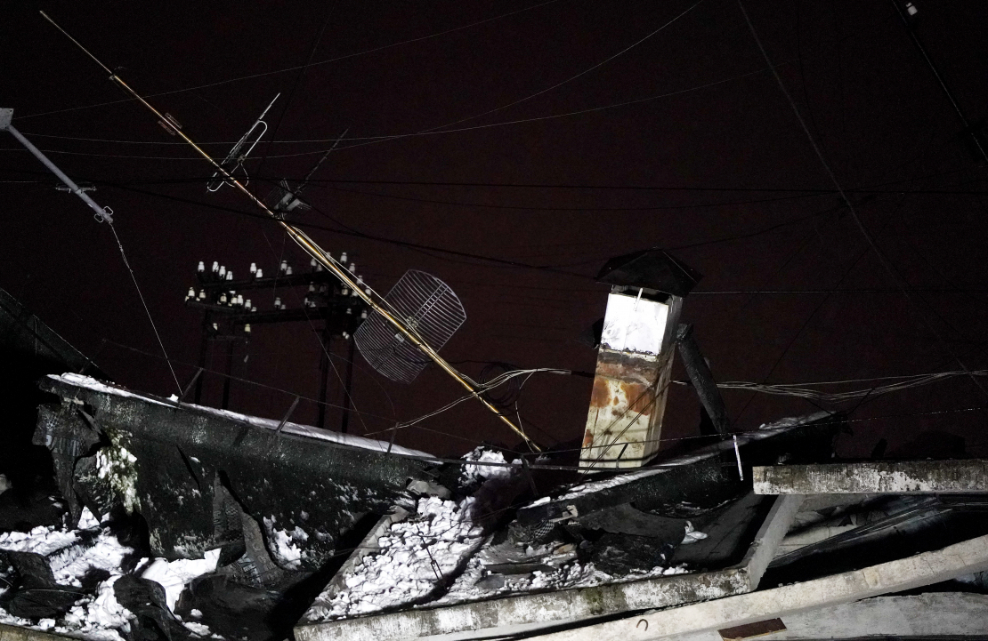 Rīgā, Torņakalnā, gāzes sprādziena dēļ daļēji sagruvis daudzstāvu ēkas jumts un daļa piektā stāva.