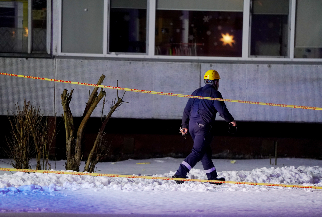 Rīgā, Torņakalnā, gāzes sprādziena dēļ daļēji sagruvis daudzstāvu ēkas jumts un daļa piektā stāva.