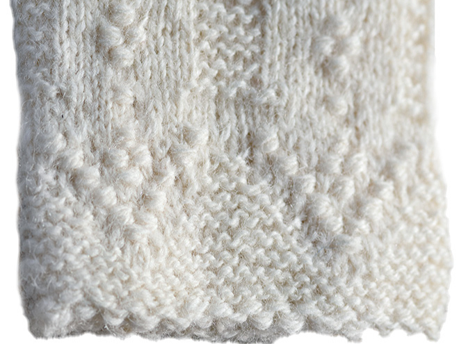 Balto dūraiņu raksts. 