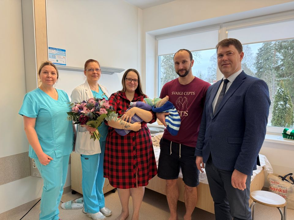 Dvīnīšu vecāki Evija un Jānis ar jaundzimušajiem.