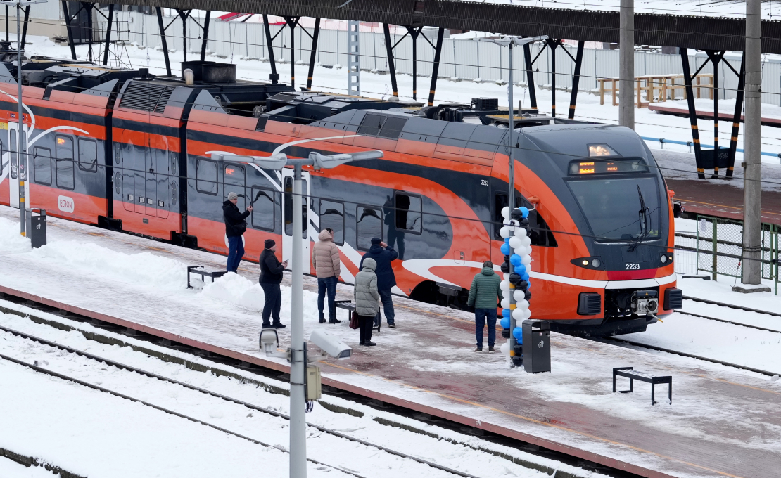 Rīgas Centrālajā dzelzceļa stacijā pienāk zīmola "Elron" vilciens.
