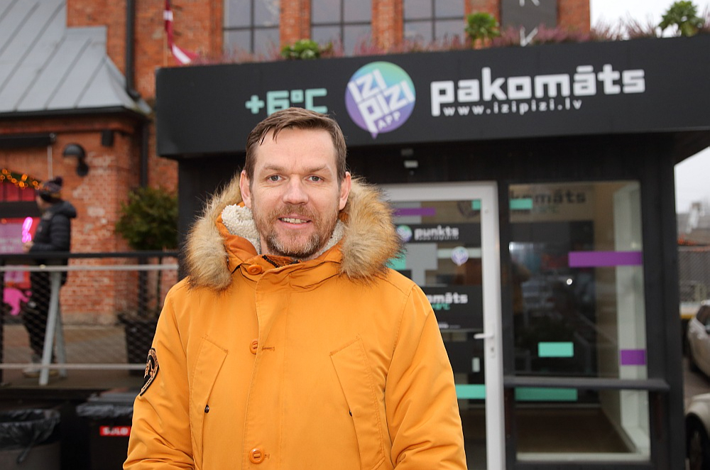 "Uzņēmumam ir visotaļ ambiciozi attīstības plāni – trīs gadu laikā, piesaistot franšīzes partnerus un investīcijas 1,5 miljonu eiro apjomā, visā Latvijā izveidot plašu tīklu, kurā būtu 160 pakomāti," atklāj uzņēmuma "IziPizi" dibinātājs un līdzīpašnieks Rolands Dzenis.