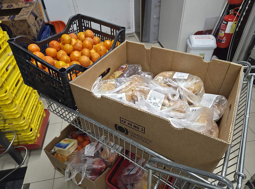 2024. gadā Latvijā tika radīti vairāk nekā 269 tūkstoši tonnu pārtikas atkritumu. Ražošanā, pārstrādē un ēdināšanā atkritumu apjoms samazinās, taču mājsaimniecībās un tirdzniecībā – palielinās. Viens no risinājumiem šai problēmai ir pārtikas ziedošana labdarības organizācijām, un tā kļūst arvien populārāka.