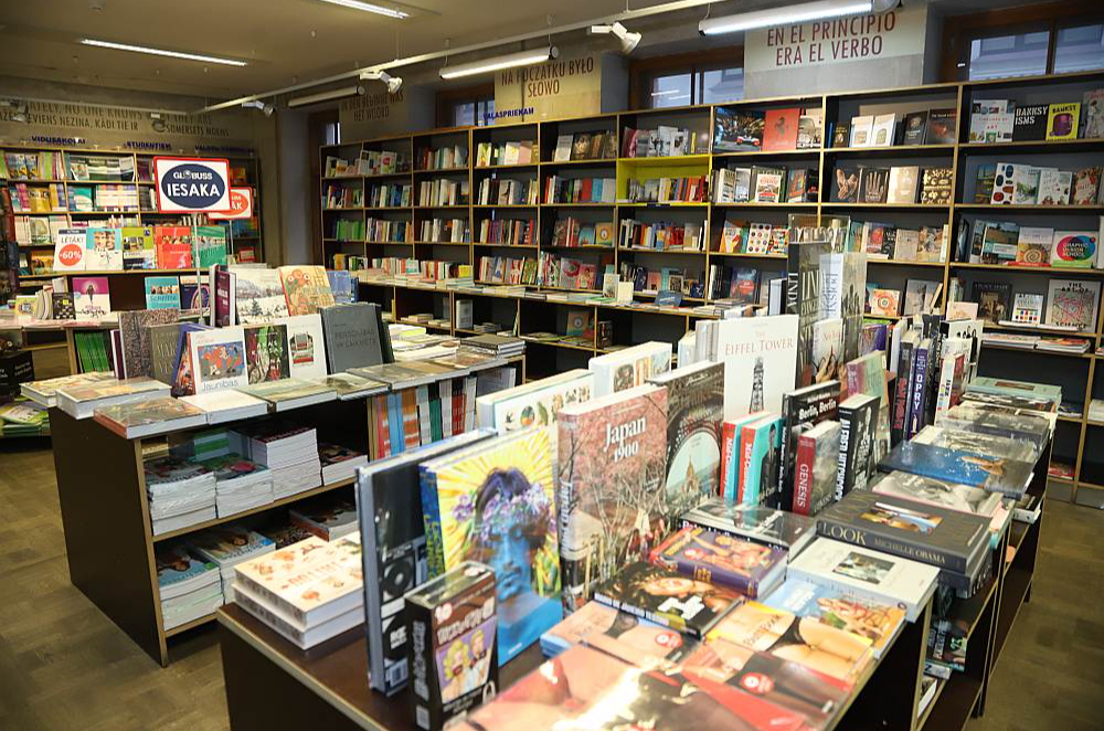 Arī grāmatnīcu "Globuss" piedāvājumā redzams, ka pircēji labprāt izvēlas gan latviešu autoru grāmatas – tā ir tendence, kas jau gadiem iepriecina gan autorus, gan izdevējus –, gan arī dažāda veida tulkoto literatūru.