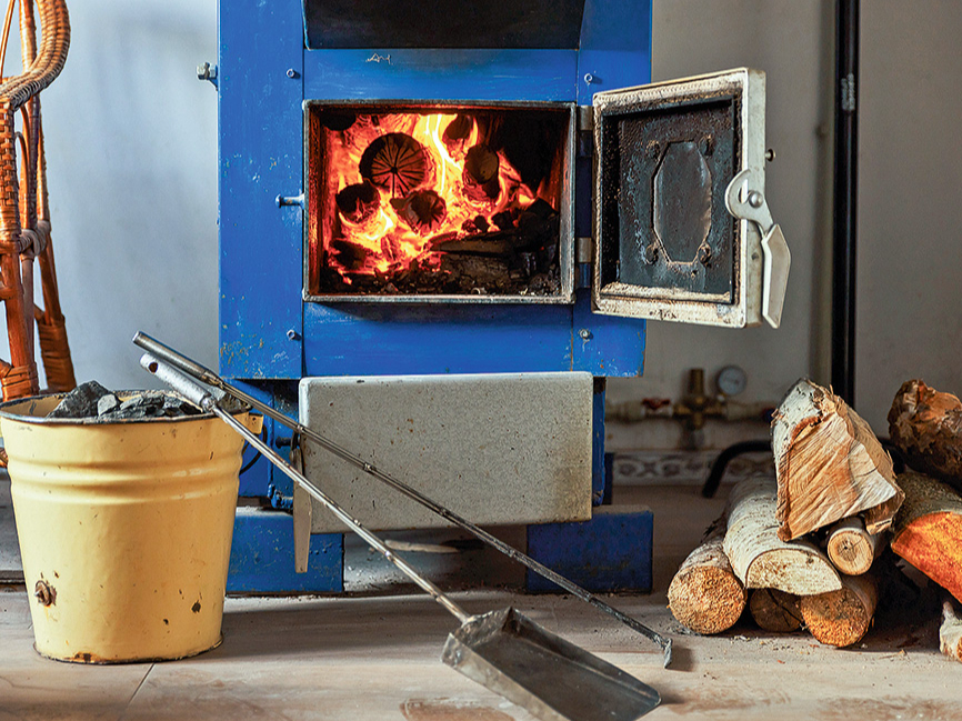 Siltumnesējs, pakāpeniski uzsilstot, ceļas līdz sistēmas augstākajam punktam un plūst caur slīpi stiprinātām caurulēm. Cirkulācijas rezultātā ūdens uzsilda radiatorus.