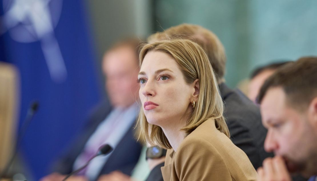 Kultūras ministre Agnese Lāce (P).