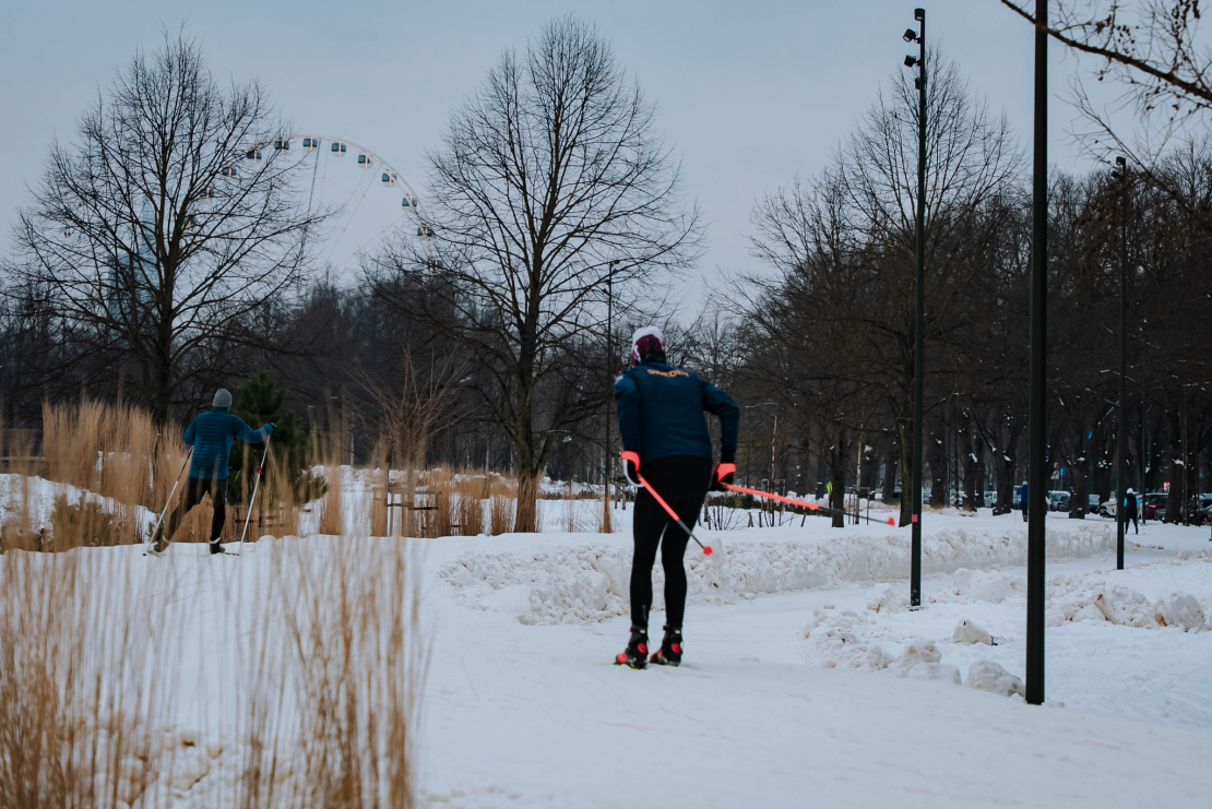 Ziemas prieki slēpošanas trasē Uzvaras parkā.