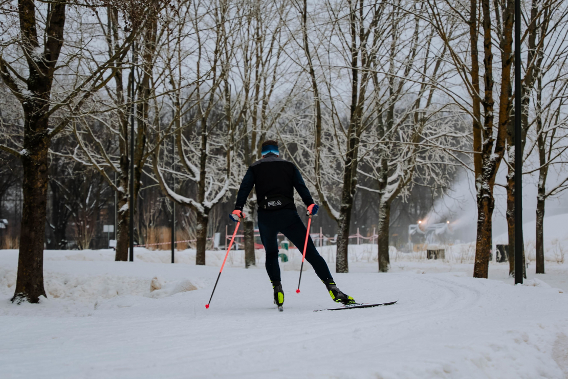 Ziemas prieki slēpošanas trasē Uzvaras parkā.