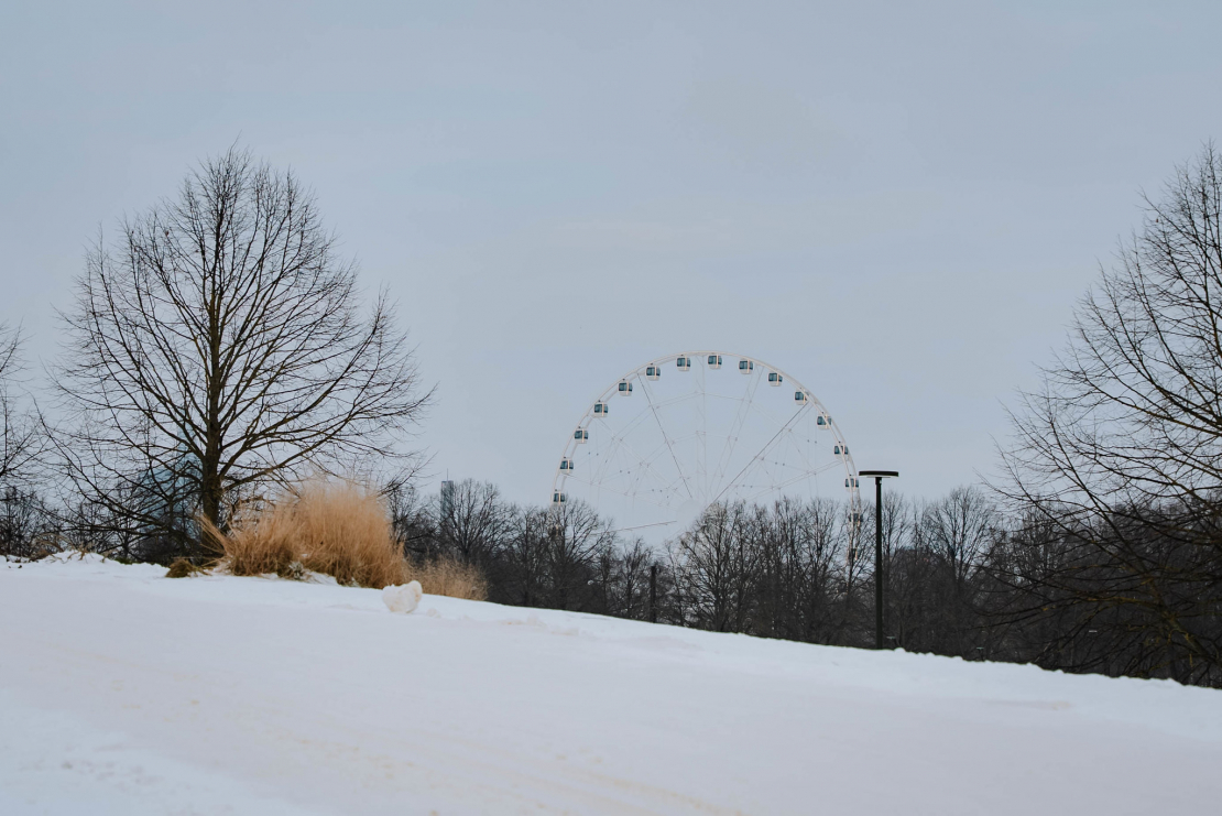 Ziemas prieki slēpošanas trasē Uzvaras parkā.
