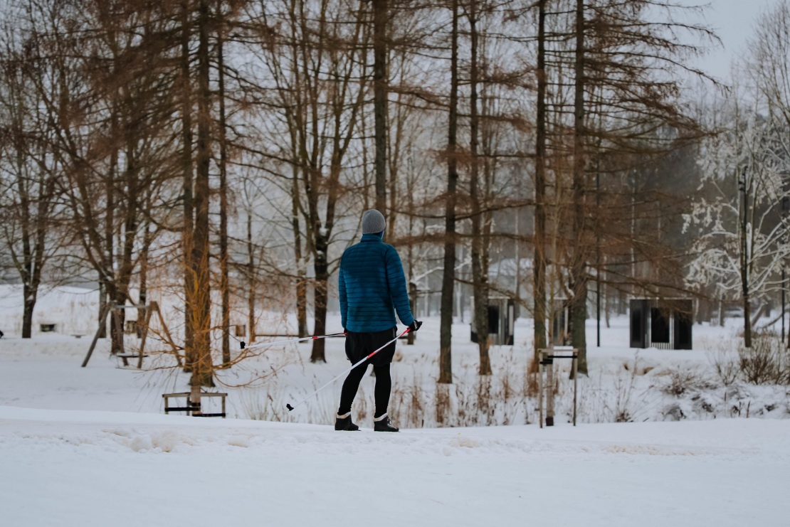 Ziemas prieki slēpošanas trasē Uzvaras parkā.