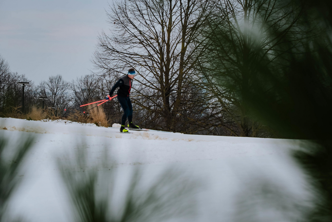 Ziemas prieki slēpošanas trasē Uzvaras parkā.