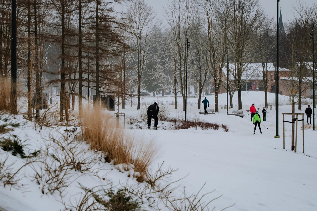 Ziemas prieki slēpošanas trasē Uzvaras parkā.
