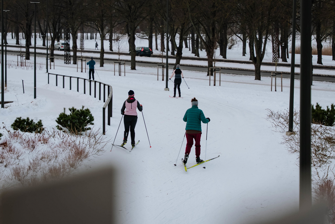 Ziemas prieki slēpošanas trasē Uzvaras parkā.