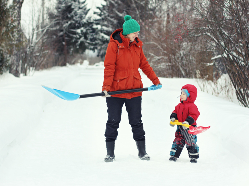 Tīrot sniegu, ik pēc 10–15 minūtēm ieteicams atpūsties.