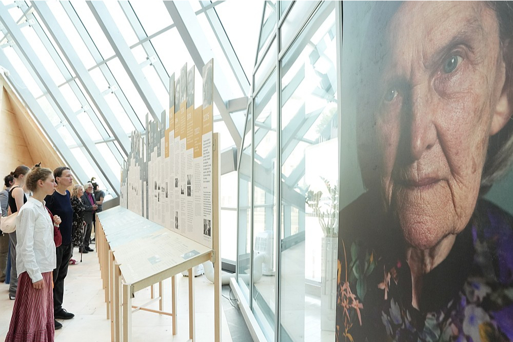 Izstāde "Lidija 100" Latvijas Nacionālajā bibliotēkā apskatāma vēl janvārī. Diemžēl šajā izstādē nav apskatāmas Lidijas Doroņinas-Lasmanes rakstītās vēstules pirms 30 gadiem, kad viņa atteicās no Triju Zvaigžņu ordeņa.