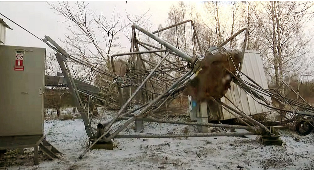 Medijos publicētajos attēlos redzams, ka viens no trijiem torņa balstiem – betona pēda ar injekcijas enkurpāļiem – ir izrauts no zemes.