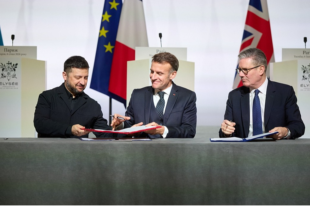 Labas gribas koalīcijas valstu līderu sanāksmē Parīzē otrdien Ukrainas prezidents Volodimirs Zelenskis (no kreisās), Francijas prezidents Emanuels Makrons un Apvienotās Karalistes premjerministrs Kīrs Stārmers parakstīja deklarāciju par daudznacionālo spēku izvietošanu Ukrainā pēc kara beigām. "Pēc pamiera noslēgšanas Apvienotā Karaliste un Francija Ukrainā izveidos militārās bāzes," pēc sarunām paziņoja Stārmers.
