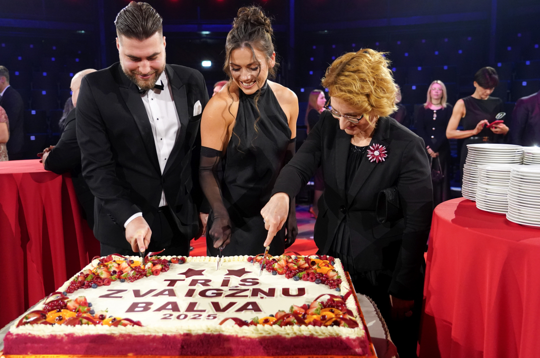 Izglītības un zinātnes ministrijas parlamentārais sekretārs Dāvis Mārtiņš Daugavietis (no kreisās), "Trīs Zvaigžņu balva 2025" nominācijas "Gada sportiste" ieguvēja šķēpmetēja Anete Sietiņa un izglītības un zinātnes ministre Dace Melbārde pēc "Trīs Zvaigžņu balva 2025" apbalvošanas ceremonijas Rīgas Cirkā, kurā tika noskaidroti aizvadītā gada Latvijas sporta izcilības.