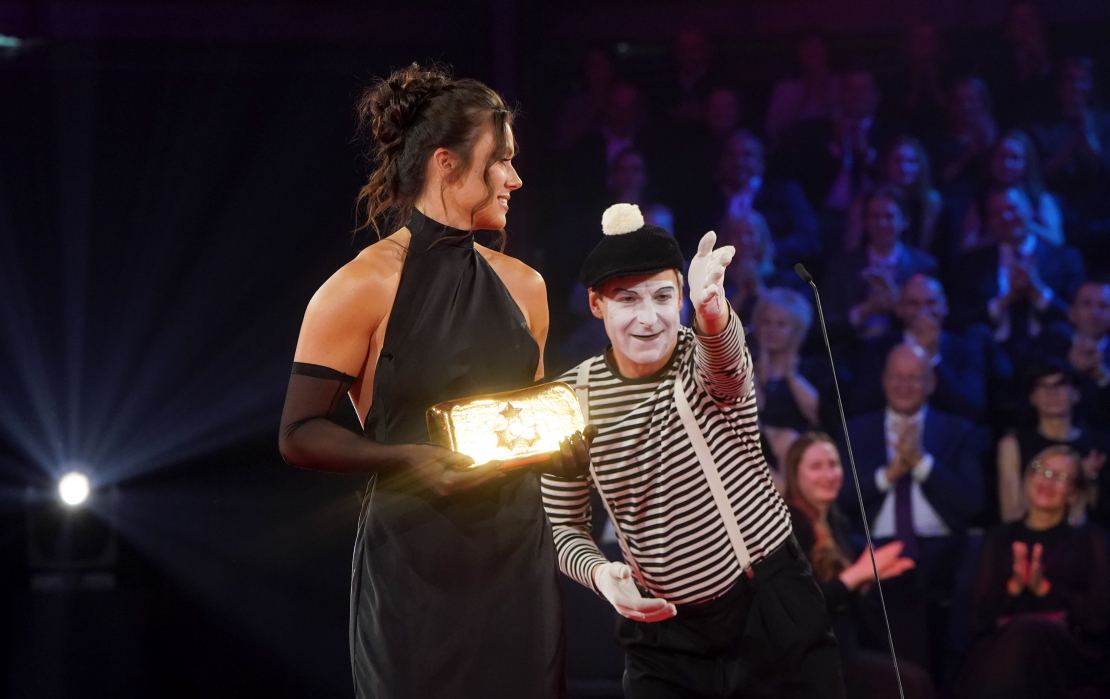 Šķēpmetēja Anete Sietiņa ar saņemto "Trīs Zvaigžņu balva 2025" nominācijā "Gada sportiste" apbalvošanas ceremonijā Rīgas Cirkā, kurā tiek noskaidrotas aizvadītā gada Latvijas sporta izcilības.