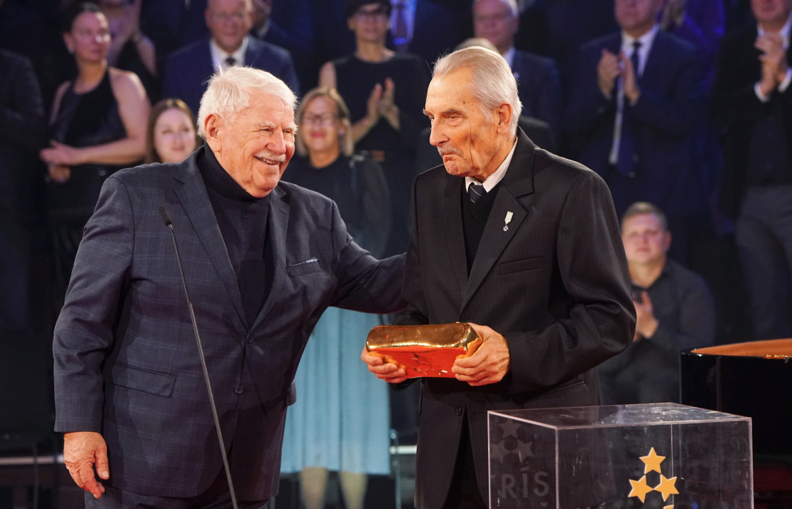 Latvijas Olimpiskās komitejas Goda prezidents Vilnis Baltiņš (no kreisās) un volejbola treneris Andris Vitauts Kļaviņš ar saņemto "Trīs Zvaigžņu balva 2025" par mūža ieguldījumu sportā apbalvošanas ceremonijā Rīgas Cirkā, kurā tiek noskaidrotas aizvadītā gada Latvijas sporta izcilības.