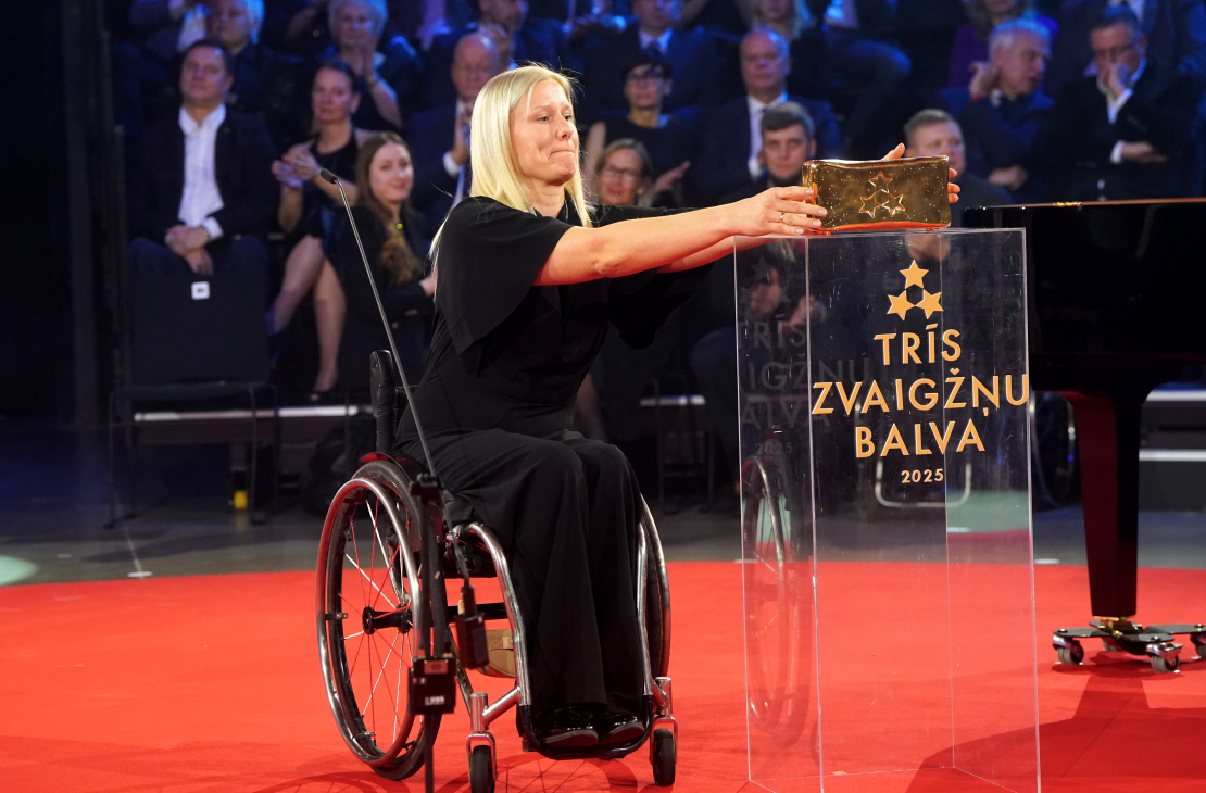 Paravieglatlēte Diāna Krūmiņa ar saņemto "Trīs Zvaigžņu balva 2025" nominācijā "Gada paralimpiskā sportiste" apbalvošanas ceremonijā Rīgas Cirkā, kurā tiek noskaidrotas aizvadītā gada Latvijas sporta izcilības.