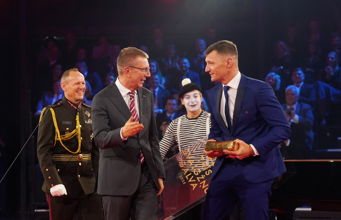 Valsts prezidents Edgars Rinkēvičs (no kreisās) un pludmales volejbolists Mārtiņš Pļaviņš ar saņemto "Trīs Zvaigžņu balva 2025" balvu nominācijā "Gada jaunatnes sporta treneris" apbalvošanas ceremonijā Rīgas Cirkā, kurā tiek noskaidrotas aizvadītā gada Latvijas sporta izcilības.