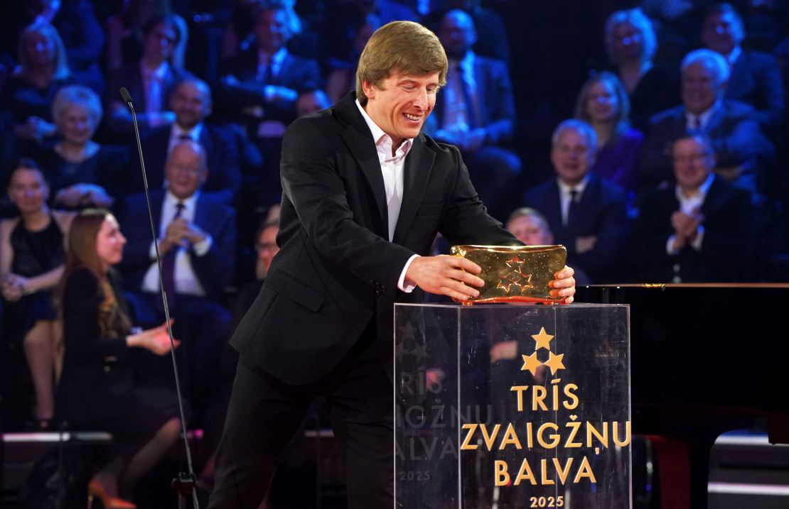Spīdveja braucējs Andžejs Ļebedevs ar saņemto "Trīs Zvaigžņu balva 2025" nominācijā "Gada sportists tehniskajos sporta veidos" apbalvošanas ceremonijā Rīgas Cirkā, kurā tiek noskaidrotas aizvadītā gada Latvijas sporta izcilības.