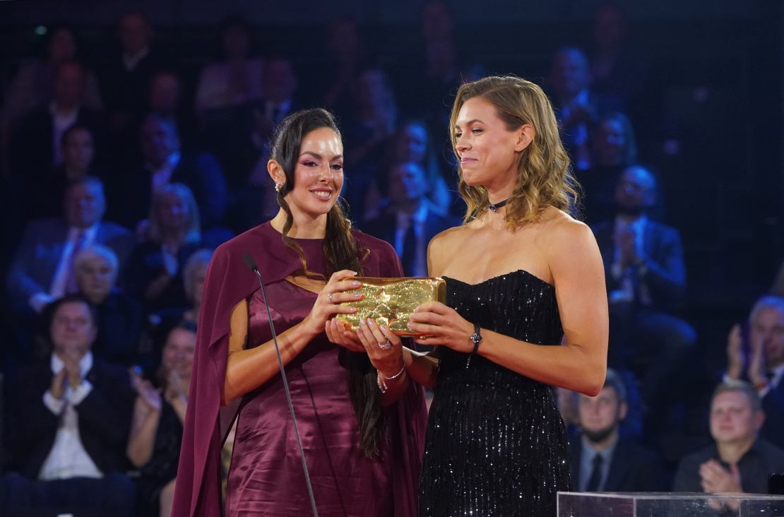 Pludmales volejbolistes Anastasija Samoilova (no kreisās) un Tīna Graudiņa saņemto "Trīs Zvaigžņu balva 2024" nominācijā "Gada sporta mazā komanda" apbalvošanas ceremonijā Rīgas Cirkā, kurā tiek noskaidrotas aizvadītā gada Latvijas sporta izcilības.