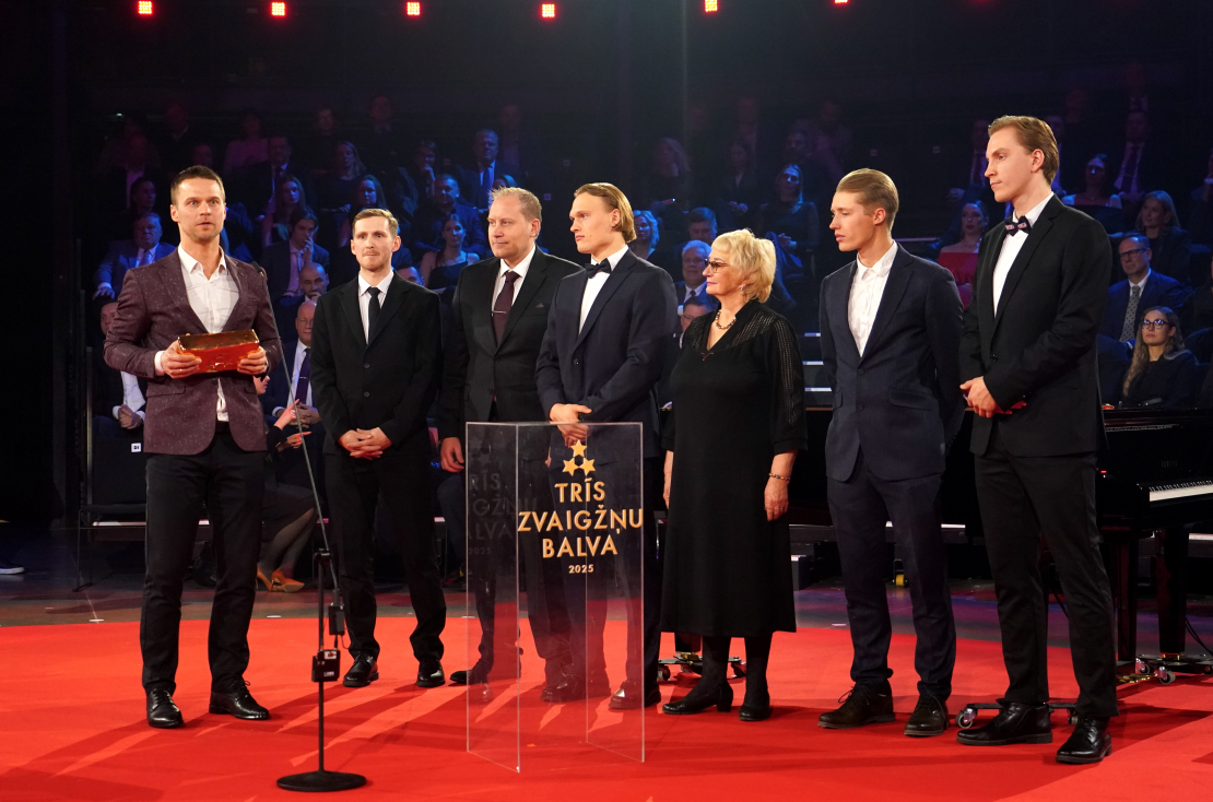 Latvijas vīriešu florbola izlase ar saņemto "Trīs Zvaigžņu balva 2024" nominācijā "Gada sporta komanda vai profesionālais sporta klubs" apbalvošanas ceremonijā Rīgas Cirkā, kurā tiek noskaidrotas aizvadītā gada Latvijas sporta izcilības.