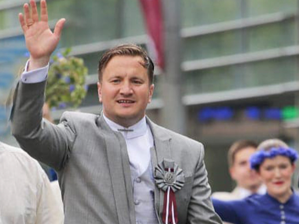 Kora “Kamēr…” mākslinieciskais vadītājs un galvenais diriģents Jurģis Cābulis Dziesmu
un deju svētku gājienā 2023. gadā.